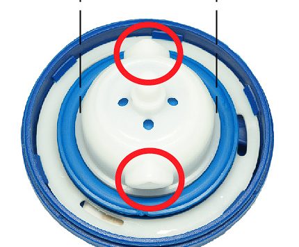 Originaler Tankdeckel mit Bajonettverschluss von unten: zwei rot eingekreiste Zapfen