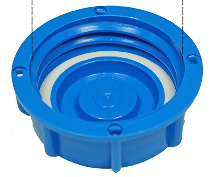 Blauer originaler Schraubdeckel eines Wohnwagens von innen mit Grobgewinde