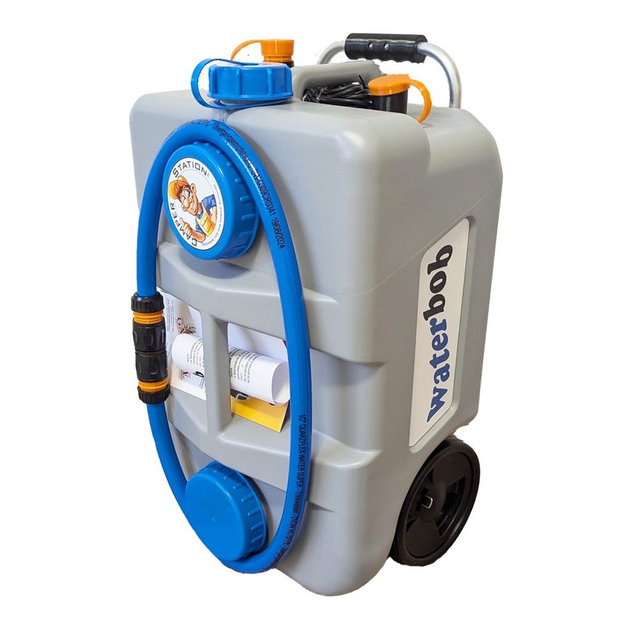 WaterBob: grauer Wassertank mit blauen Deckeln, zwei Rädern, ausziehbarem Bügel und aufgerolltem blauem Schlauch